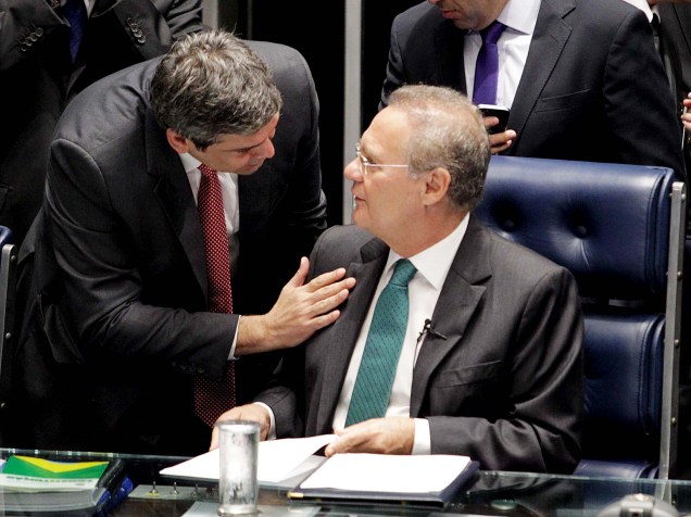 O senador Lindbergh Farias (PT-RJ) conversa com o presidente do Senado Renan Calheiros (PMDB-AL) antes da sessão que decide pelo afastamento de Dilma Rousseff - 11/05/2016