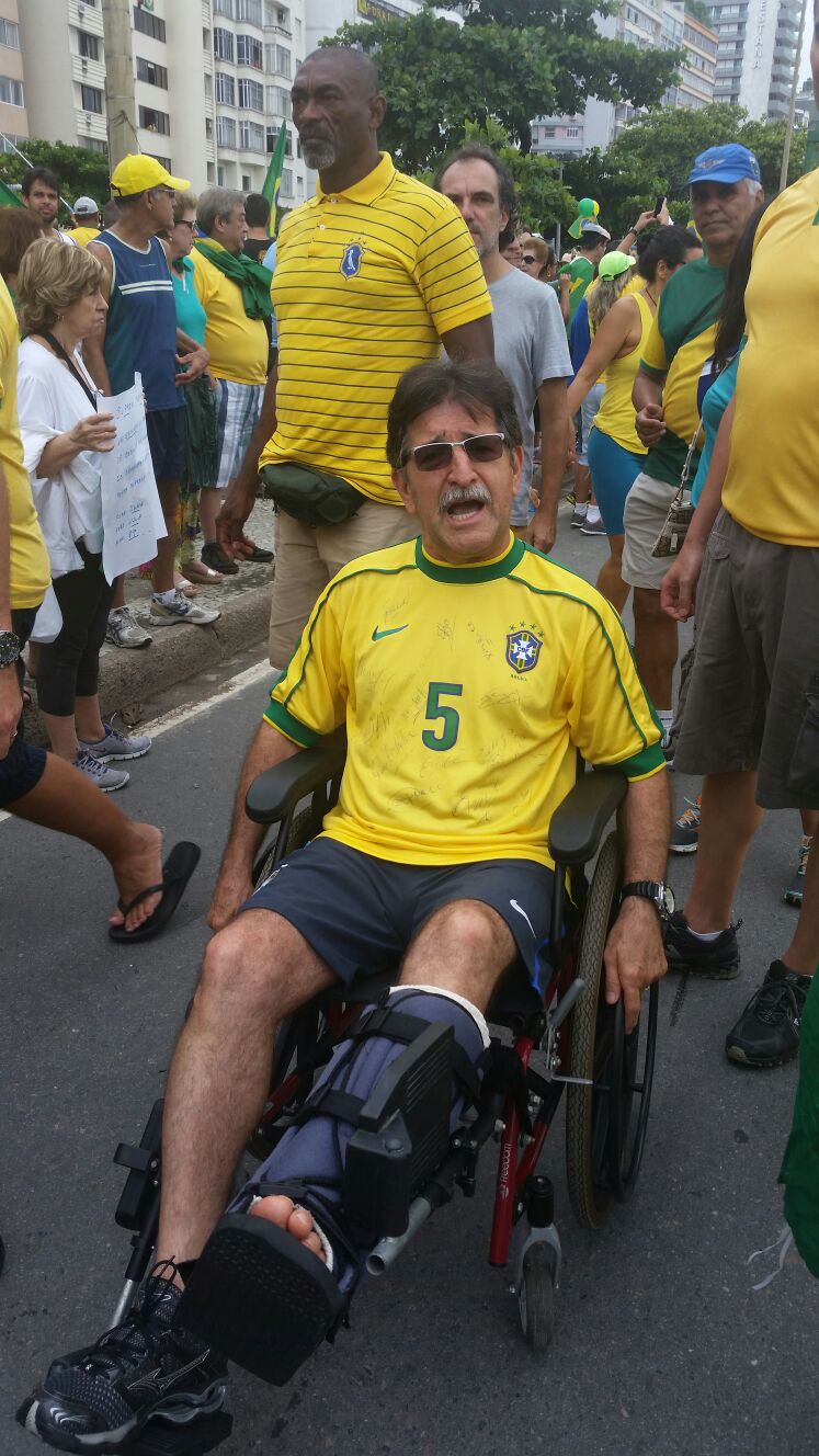 Rene Simões na cadeira do rodas durante manifestação