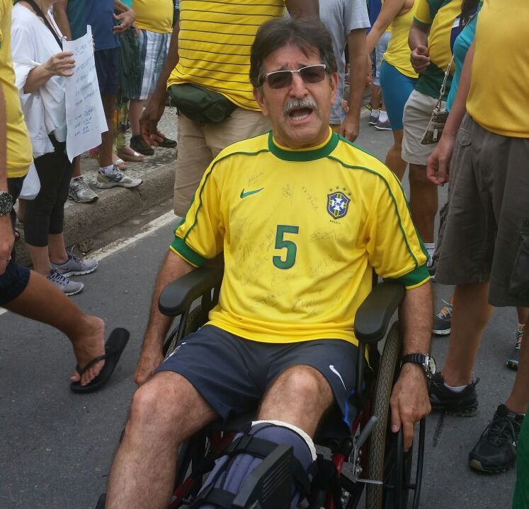 Rene Simões na cadeira do rodas durante manifestação