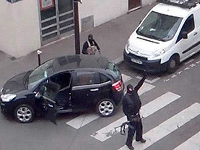 Terroristas armados retornam ao carro após o ataque aos escritórios do semanário satírico francês Charlie Hebdo em uma imagem tomada a partir de um vídeo amador - 07/01/2015
