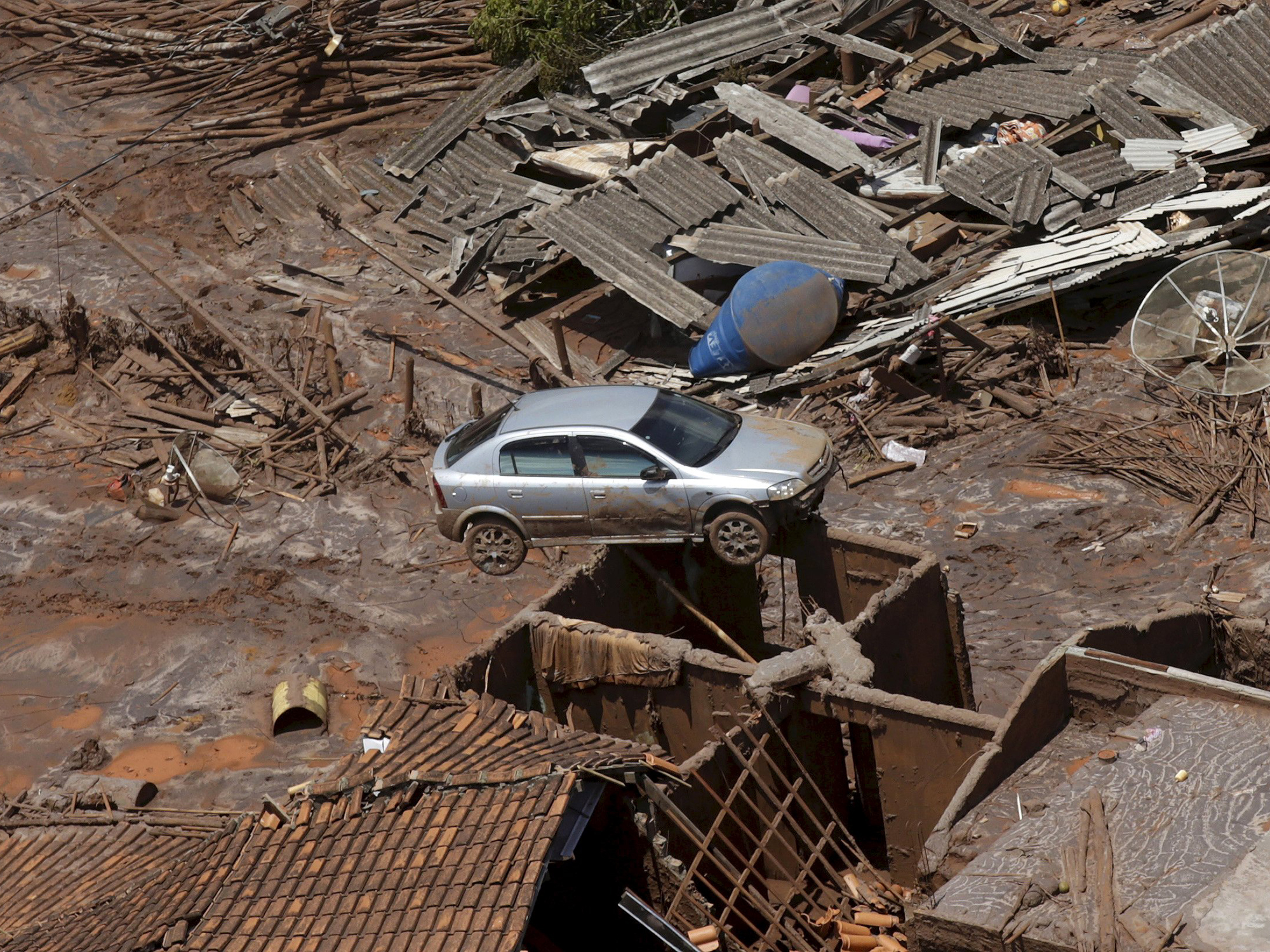 Vista dos estragos na região onde barragens de contenção de rejeitos da mineradora Samarco Fundão se rompeu na tarde desta quinta-feira (5), no subdistrito de Bento Rodrigues, em Mariana (a 124 km de Belo Horizonte), no interior de Minas Gerais. A enxurrada de lama inundou e destruiu várias casas no distrito de Bento Rodrigues, em Mariana