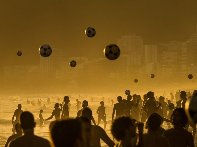 Banhistas jogam futebol na praia de Ipanema, no Rio de Janeiro