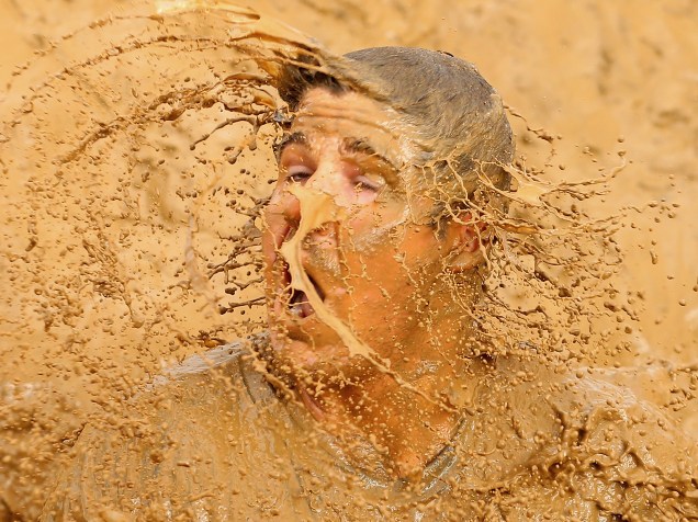 Competidor cai na lama durante o Moto GP de Phillip Island, na Austrália