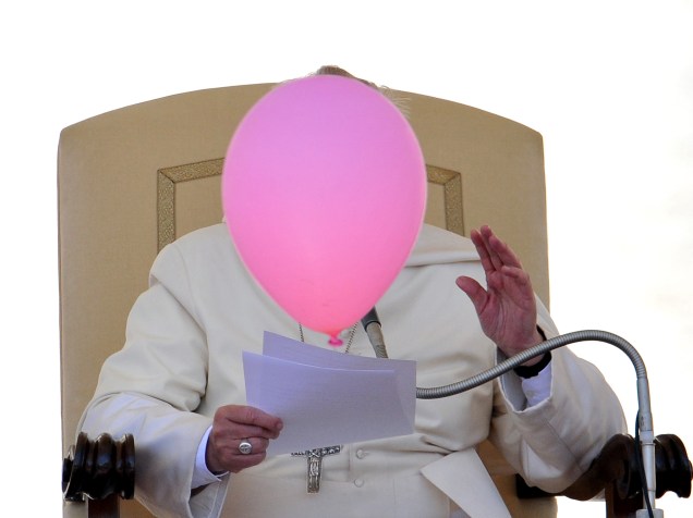 No Vaticano, balão passa na frente do Papa Francisco durante sua audiência geral na Praça de São Pedro