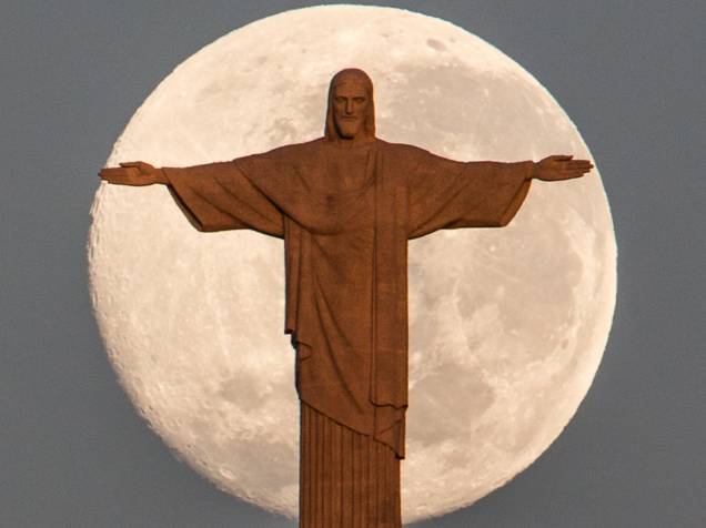 Superlua é vista atrás da estátua de Cristo Redentor, no Rio de Janeiro (RJ) - 14/06/2014
