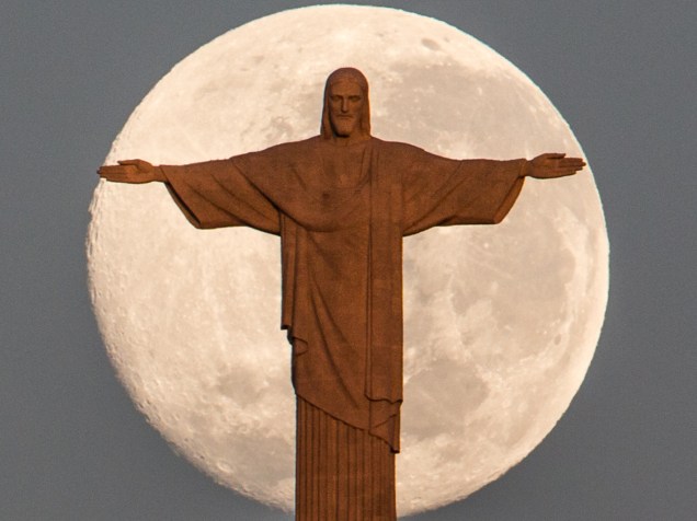 Superlua é vista atrás da estátua de Cristo Redentor, no Rio de Janeiro (RJ) - 14/06/2014