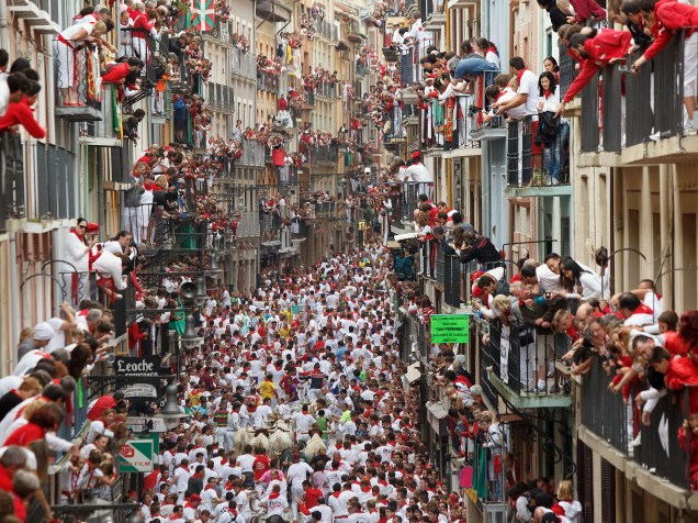 Milhares de pessoas lotam todos os anos as ruas de Pamplona durante as festividades de São Firmino, na Espanha
