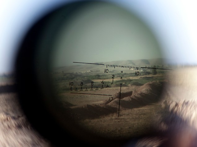 No Iraque, horizonte é visto através de um rifle telescópico. O país conta com ajuda internacional para combater os jihadistas do Estado Islâmico