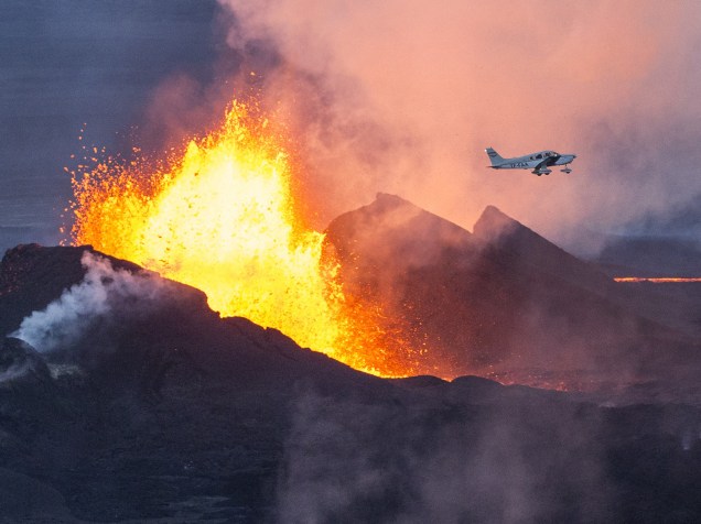 Avião sobrevoa o vulcão Bardarbunga, na Islândia. Em 2010, erupção na região fechou o espaço aéreo da Europa Ocidental