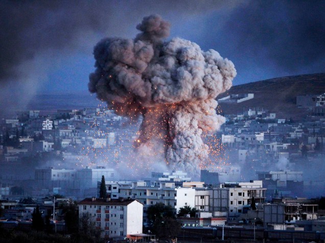 Explosão em Kobani, na fronteira entre Turquia e Síria. A região está sob ataque de extremistas do grupo Estado Islâmico desde meados de setembro