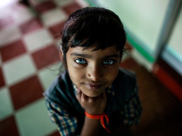 Menina em centro de reabilitação para pessoas que nasceram com deficiência física ou mental na cidade de Bhopal, na Índia. Somente são tratadas as famílias que acreditam terem sido afetadas pelo vazamento de gás tóxico da fábrica de pesticida americana Union Carbide, em 1984