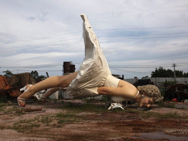 Estátua gigante da atriz Marilyn Monroe é vista em um local de coleta de lixo em Guigang, na China