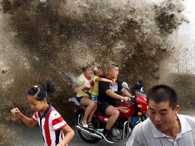 Chineses foram surpreendidos por ondas gigantes às margens do rio Qiantang
