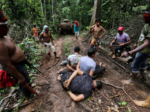 Índios amarraram madeireiros na tentativa de expulsá-los do território indígena de Alto Turiaçu, no nordeste do estado do Maranhão