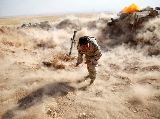 Combatente iraquiano lança foguete em direção à cidade de Zummar, em batalha contra o Estado Islâmico
