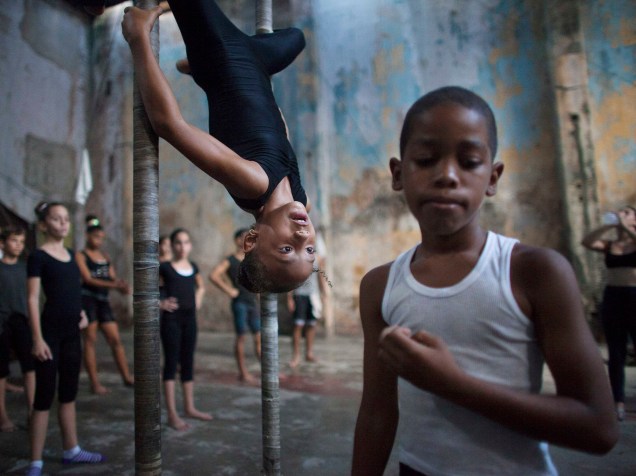 Crianças durante treino em escola de circo de Havana, em Cuba