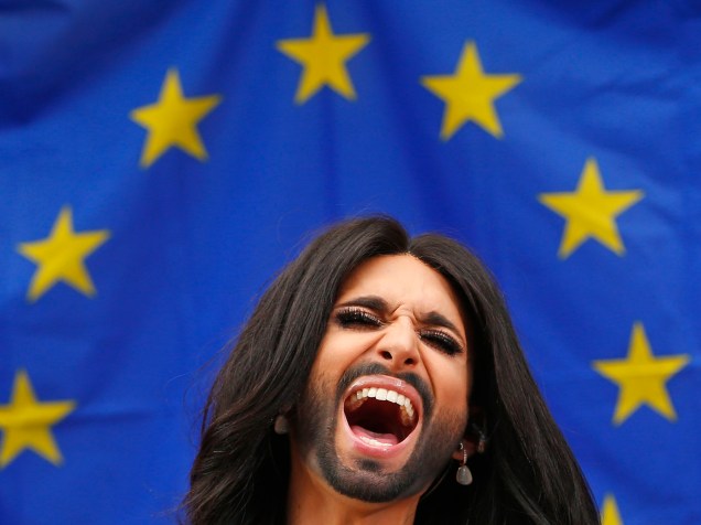 Conchita Wurst, que venceu o Festival Eurovisão da Canção, durante um concerto no Parlamento Europeu, em Bruxelas. O evento organizado por membros do Parlamento visa apoiar a aprovação do relatório contra a homofobia e a discriminação sexual