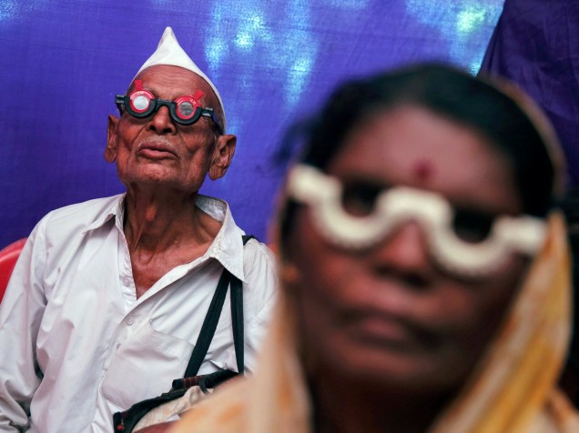 Indianos em tratamento em um centro oftalmológico de Mumbai
