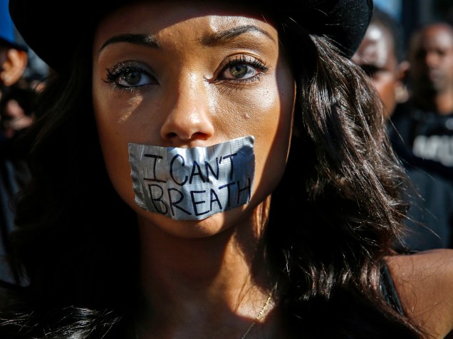 Manifestante durante marcha em Hollywood, nos EUA. Milhares de pessoas protestaram contra a polícia após decisão do grande júri de não indiciar o policial branco acusado de sufocar e matar o negro Eric Garner