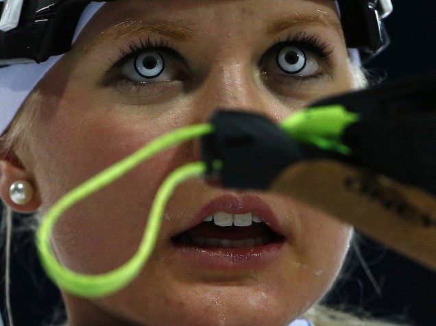 Grete Gaim, da Estônia, usou lentes de contato coloridas na prova de biatlo nos Jogos de Inverno de Sochi, na Rússia