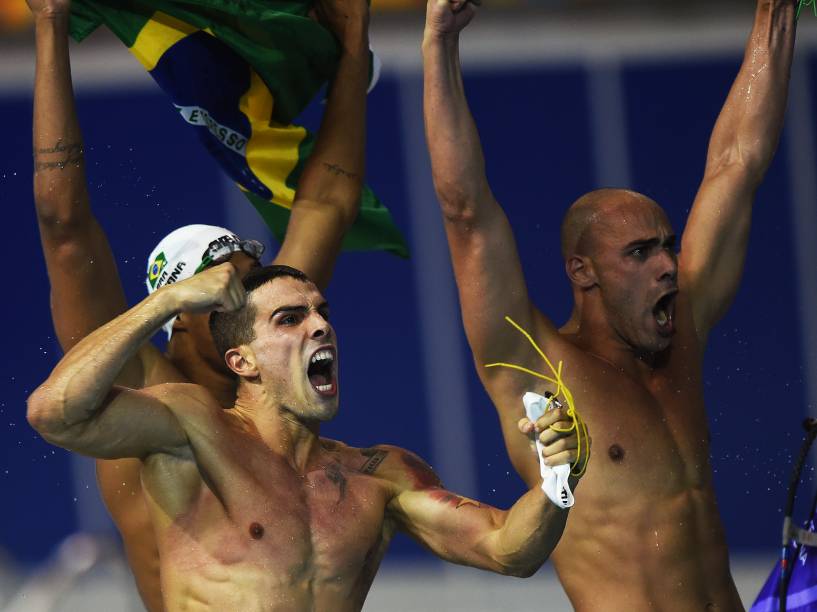 Equipe do revezamento 4x100 comemora a medalha de ouro nos Jogos Pan-Americanos de Toronto no Canadá