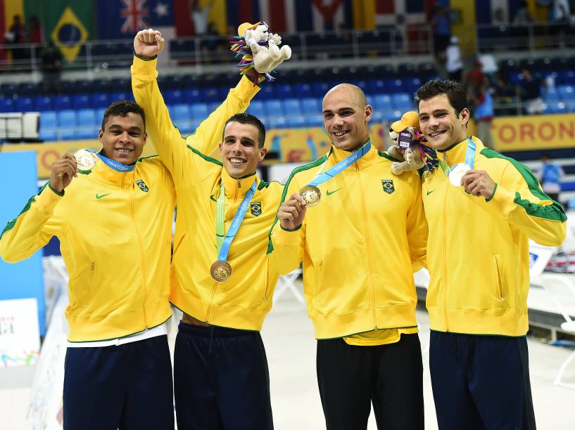 Equipe do revezamento 4x100 comemora a medalha de ouro nos Jogos Pan-Americanos de Toronto no Canadá