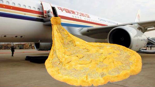 Rihanna e seu vestido amarelo viraram escorregador de emergência de avião