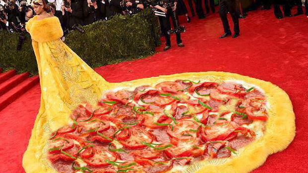 Rihanna levou uma pizza de pepperoni ao baile de gala