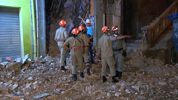 Funcionários da Defesa Civil trabalham na remoção dos escombros de prédio no Rio