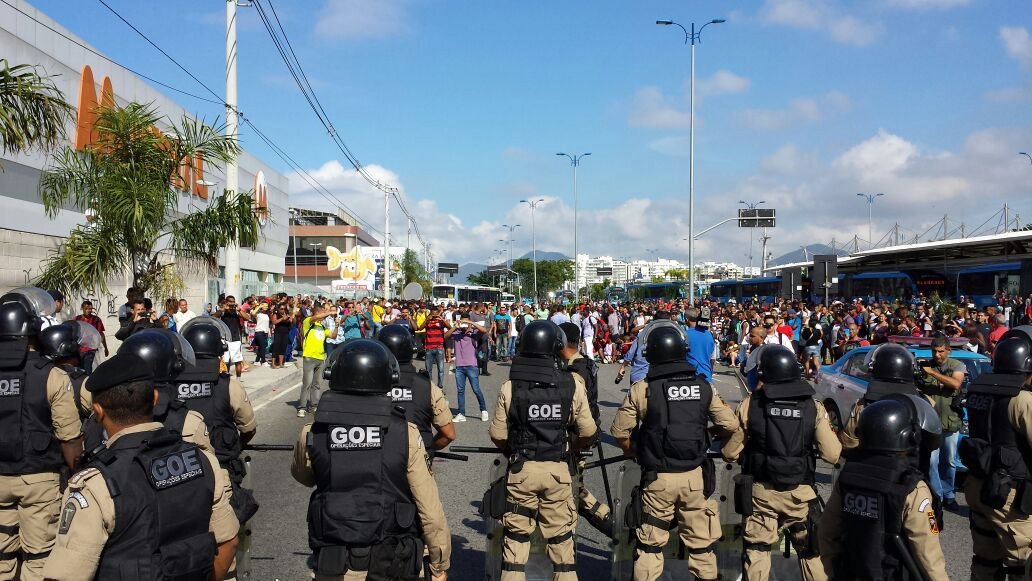 Protesto interdita Avenida das Américas e paralisa circulação do BRT, na altura da Avenida Salvador Allende, na zona oeste do Rio.