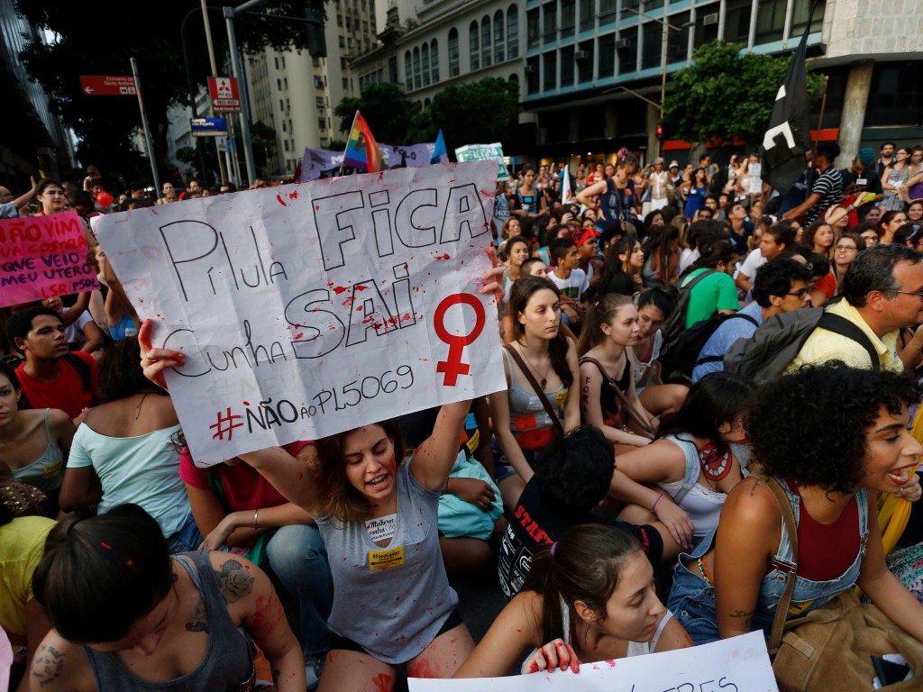 Mulheres participam de manifestação no centro do Rio de Janeiro contra Pedro Paulo e o projeto de lei 5069, de autoria do presidente da Câmara dos Deputados, Eduardo Cunha (PMDB-RJ)