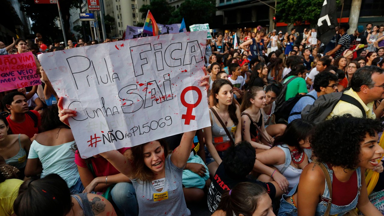 Mulheres participam de manifestação no centro do Rio de Janeiro contra Pedro Paulo e o projeto de lei 5069, de autoria do presidente da Câmara dos Deputados, Eduardo Cunha (PMDB-RJ)
