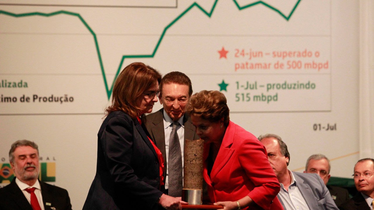Presidente Dilma Rousseff ganha rocha do pré-sal da presidente da Petrobras, Graça Foster, em evento para comemorar 500.000 barris diários produzidos no pré-sal
