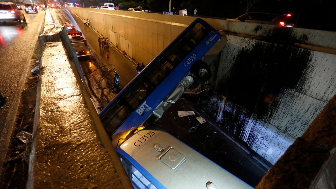 Acidente envolvendo dois ônibus no Rio de Janeiro deixou dezenas de feridos