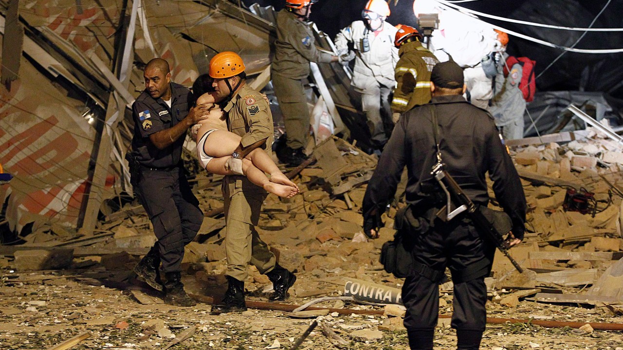 Bombeiros resgatam criança de escombros após explosão em São Cristóvão, Zona Norte do Rio de Janeiro