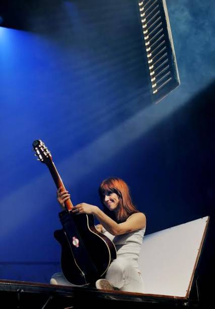 Mel Lisboa canta e toca violão no musical em homenagem a Rita Lee