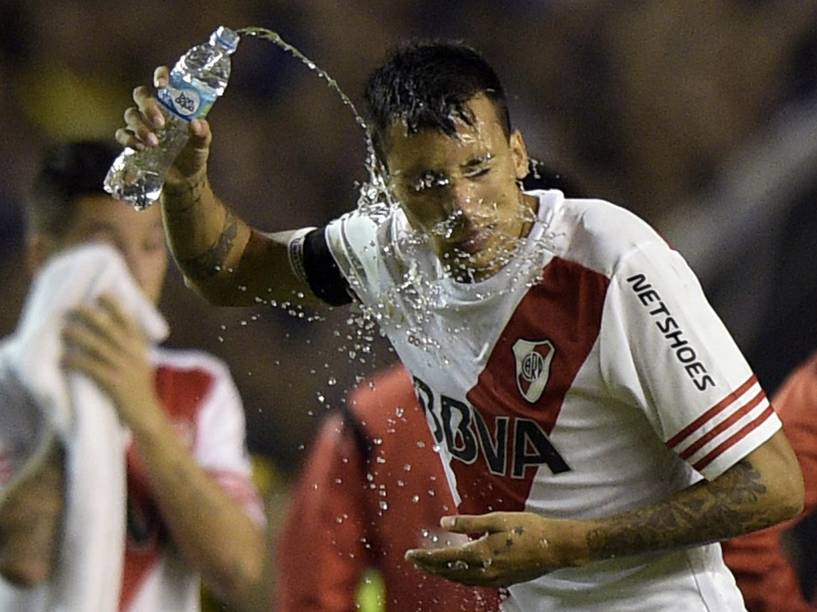Leonel Vangioni joga água no rosto para aliviar os efeitos do spray