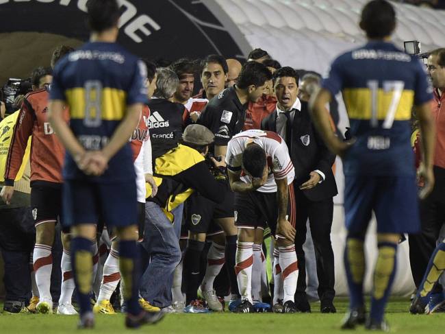 Torcida do Boca Junior atingiu os jogadores do River Plate com spray de pimenta quando retornavam ao campo para o segundo tempo. A partida acabou suspensa devido à confusão