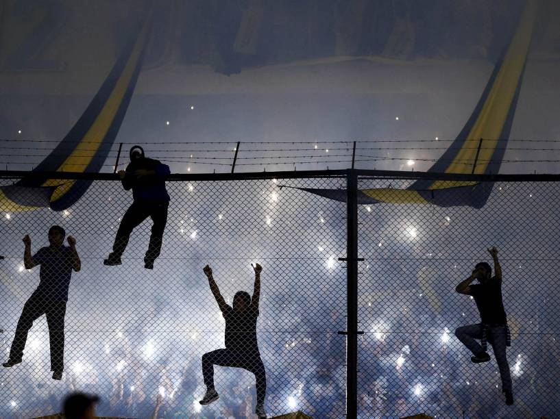 Fãs do Boca Juniors escalam cerca do estádio