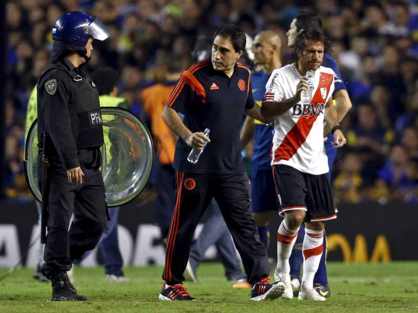 Leonardo Ponzio, do River Plate, recebe auxílio após ser atingido por spray de pimenta