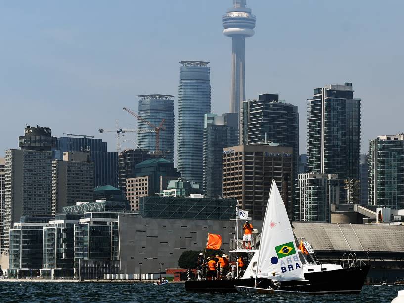 Vista da cidade de Toronto a partir do Lago Ontário, onde se realizam as competições da vela nos Jogos Pan-Americanos