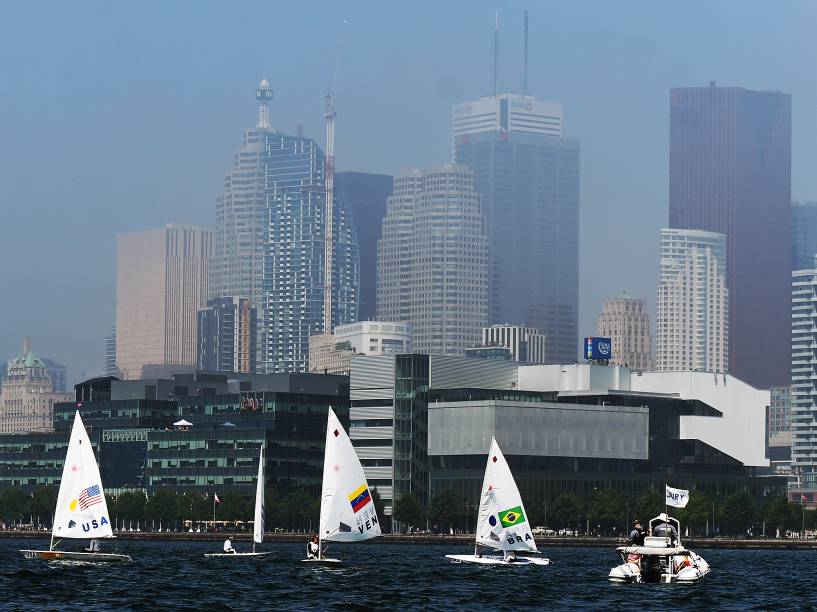 Vista da cidade de Toronto a partir do Lago Ontário, onde se realizam as competições da vela nos Jogos Pan-Americanos