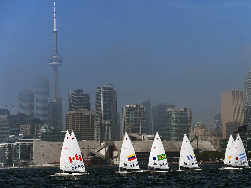 Vista da cidade de Toronto a partir do Lago Ontário, onde se realizam as competições da vela nos Jogos Pan-Americanos