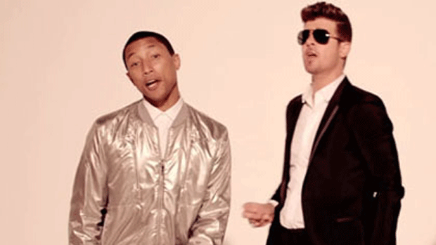 Robin Thicke e Pharrell Williams em cena do clipe de 'Blurred Lines'