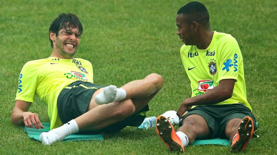 Kaká e Robinho no segundo treino da seleção antes do Superclássico das Américas, em Pequim
