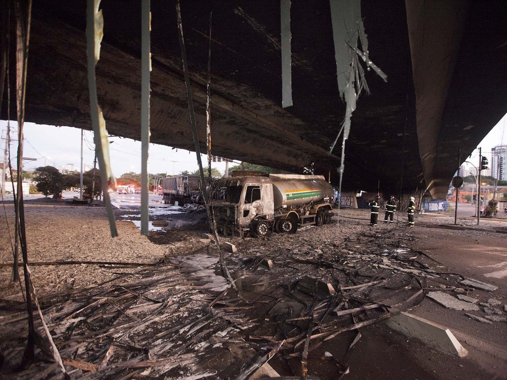 Viaduto Santo Amaro, sobre a Avenida dos Bandeirantes, em São Paulo, deverá ser demolido após ser atingindo por forte incêndio