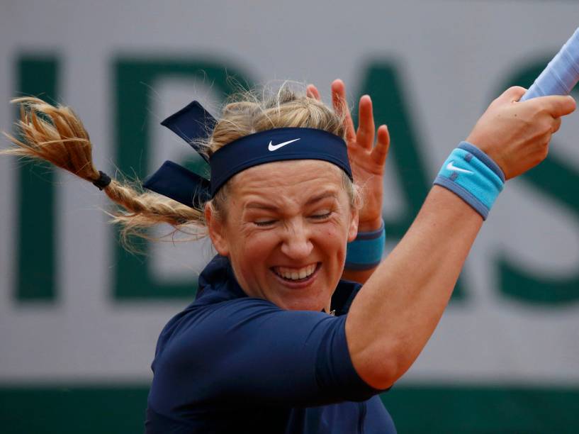 Tenista Victoria Azarenka disputa partida contra Karin Knapp, no campeonato de Roland Garros, na França