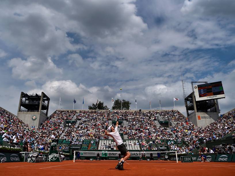 Andy Murray disputa partida contra o croata Ivo Karlovic na terceira rodada do campeonato de Roland Garros, na França