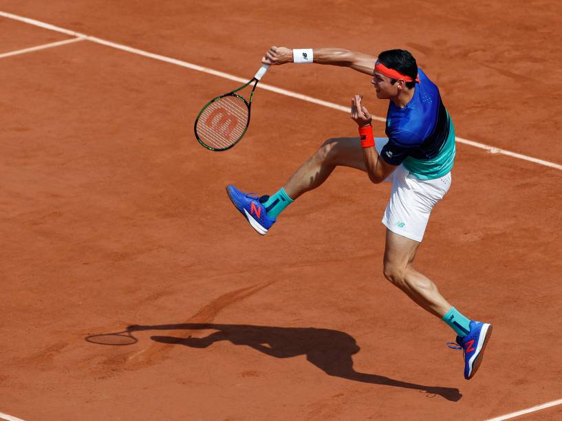 Milos Raonic, tenista canadense, devolve a bola para o eslovaco Andrej Martin durante a terceira rodada de Roland Garros