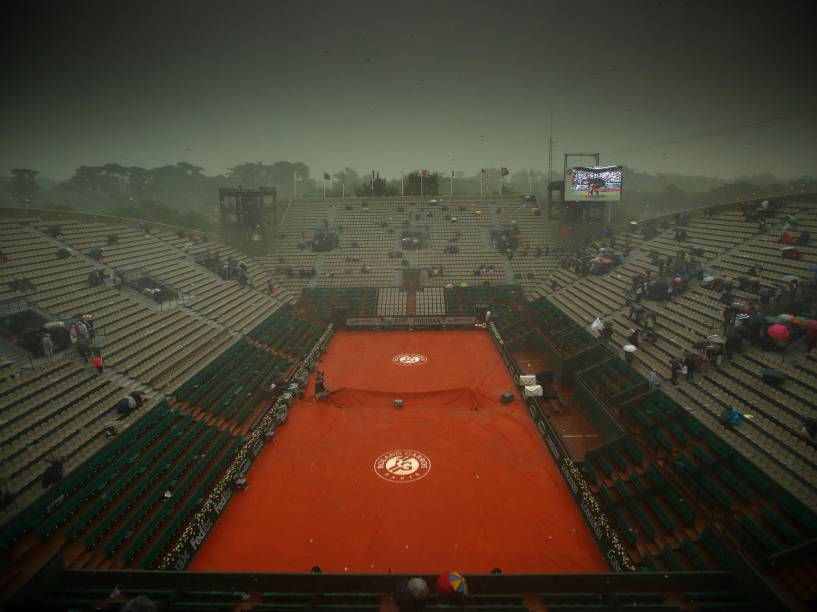 Chuva interrompe campeonato de Roland Garros, na França